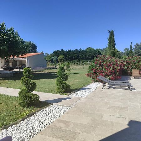 Studio Au Calme Avec Piscine Et Toutes Les Commodites Necessaires Le Thor Εξωτερικό φωτογραφία