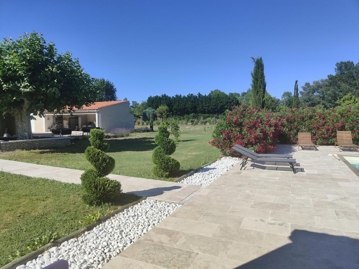 Studio Au Calme Avec Piscine Et Toutes Les Commodites Necessaires Le Thor Εξωτερικό φωτογραφία